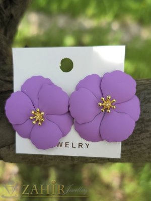 Великолепни оцветени метални обеци цветя, супер леки, цвят лилаво мат с позлатени тичинки, размер 3,5 на 3,5 см, на винт - C1077